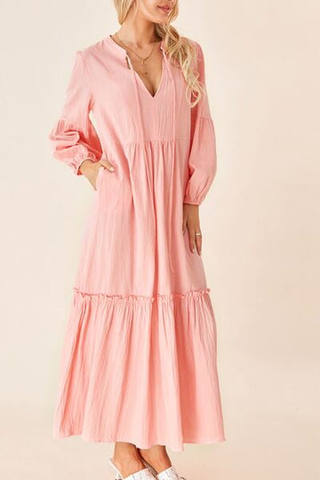 Robe à volants et manches longues avec col noué