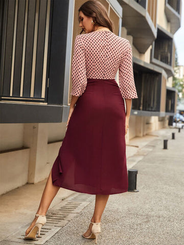 Robe mi-longue fendue à col en V et manches trois-quarts