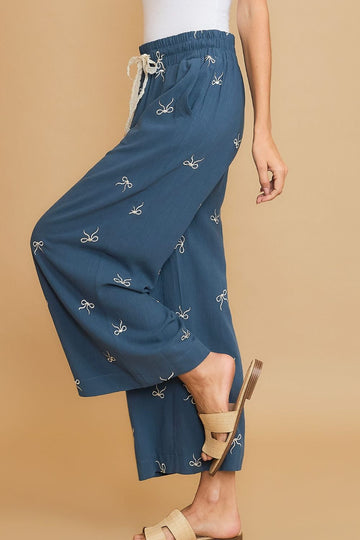 Pantalon large Umgee en dentelle avec cordon de serrage et nœud brodé, grande taille