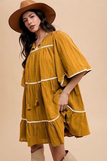 Robe à volants et manches mi-longues à bordure contrastée et col noué Annie Wear