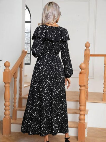 Robe fendue à manches longues et à pois, nouée sur le devant