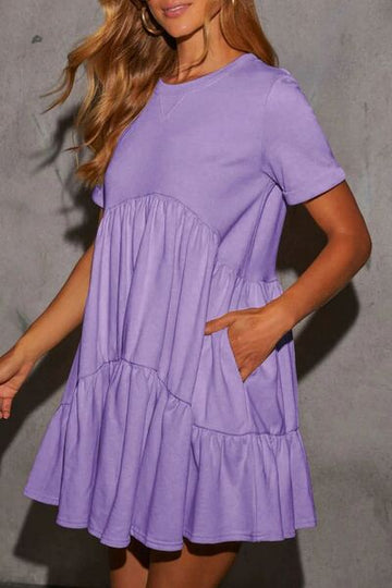 Mini-robe à manches courtes et col rond à volants