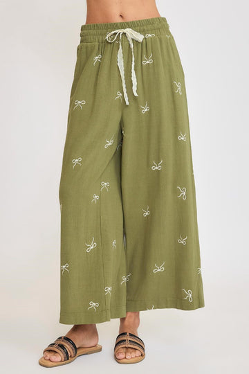 Pantalon large Umgee en dentelle avec cordon de serrage et nœud brodé, grande taille