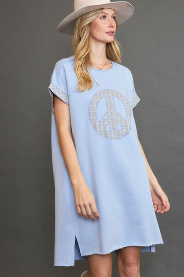 Robe courte à manches courtes et appliques à carreaux Umgee Peace