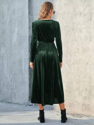 Robe fendue à manches longues et nouée sur le devant