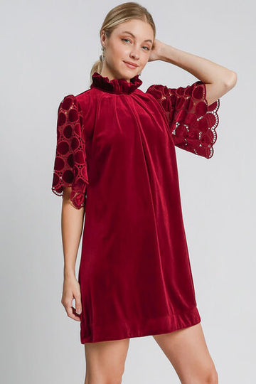 Robe en velours à manches mi-longues et col montant en dentelle à pois Umgee