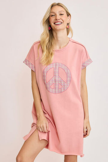 Robe courte à manches courtes et appliques à carreaux Umgee Peace