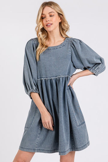Robe en jean délavée à col rond et manches bouffantes de Mittoshop