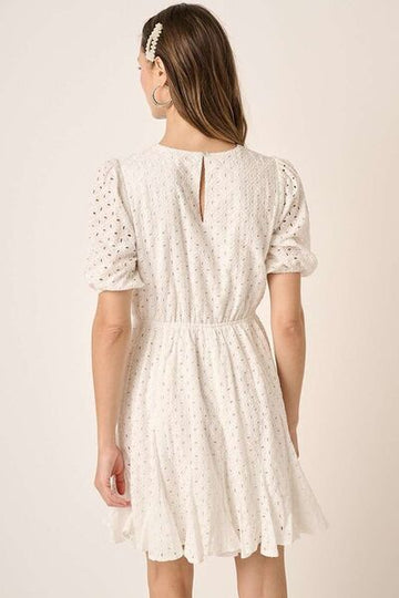 Robe courte à œillets et manches bouffantes à col rond de Mittoshop