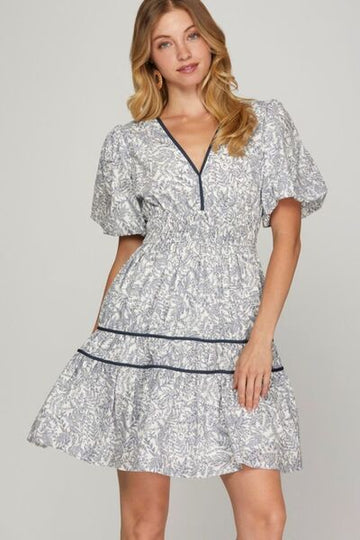 Robe imprimée She + Sky à manches bouffantes et col en V, grande taille