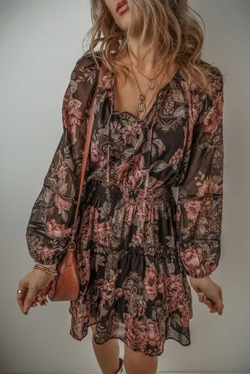 Mini-robe imprimée à manches longues et col noué