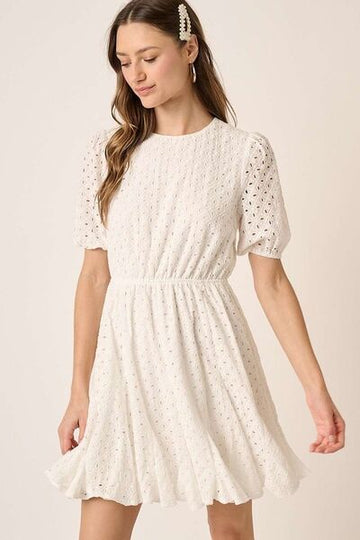 Robe courte à œillets et manches bouffantes à col rond de Mittoshop