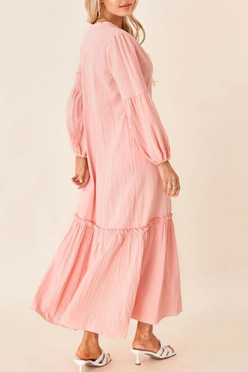 Robe à volants et manches longues avec col noué
