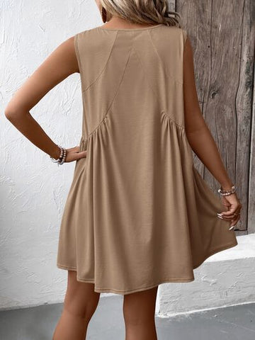 Robe courte sans manches à col en V froncé Ivy Lane