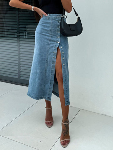 Jupe midi en jean fendue et boutonnée sur le devant