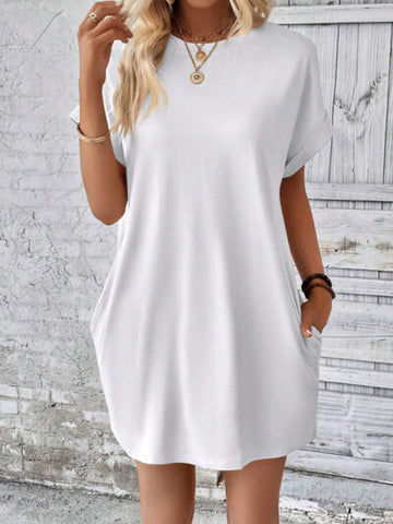 Robe courte à col rond et manches courtes avec poches