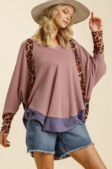 Haut en tricot gaufré à manches dolman hautes et basses léopard Umgee, grande taille