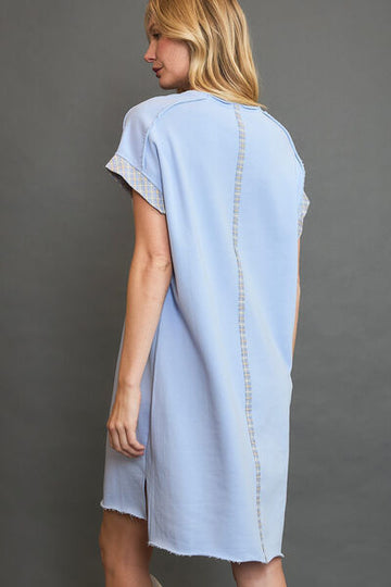 Robe courte à manches courtes et appliques à carreaux Umgee Peace