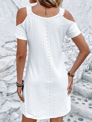Mini-robe à œillets, col en V, épaules dénudées