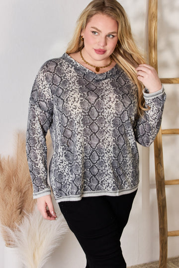 Haut à manches longues et col en V en peau de serpent Hailey & Co