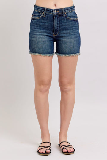 Short en jean bleu Judy avec ourlet effiloché et poches arrières à rabat