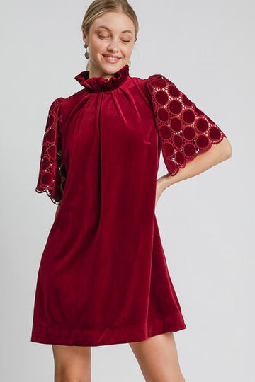 Robe en velours à manches mi-longues et col montant en dentelle à pois Umgee