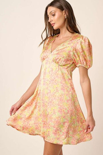 Robe courte imprimée à col en V et manches bouffantes de Mittoshop