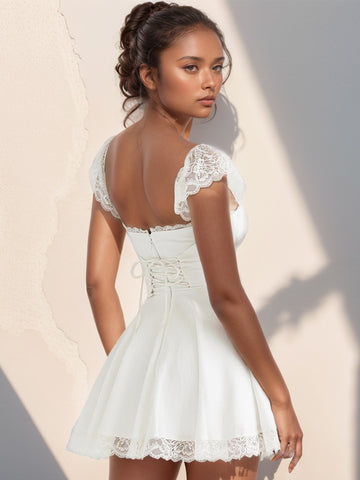 Mini-robe à manches courtes et col carré avec détails en dentelle